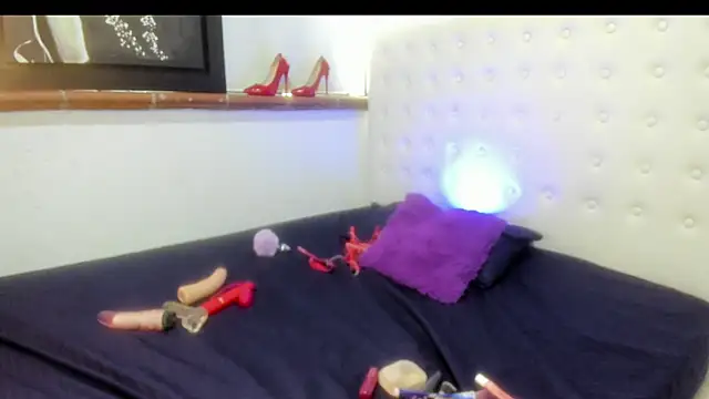 Roxannelorence  online show from 24, 9, 2025