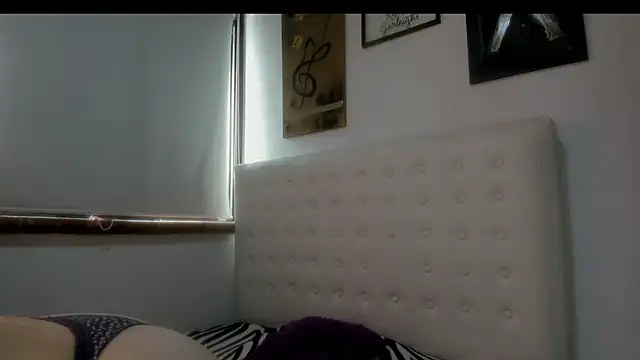 Roxannelorence  online show from 20, 10, 2025