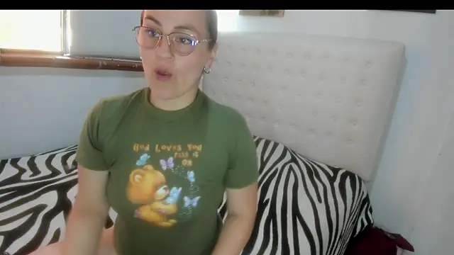 Roxannelorence  online show from 29, 10, 2025