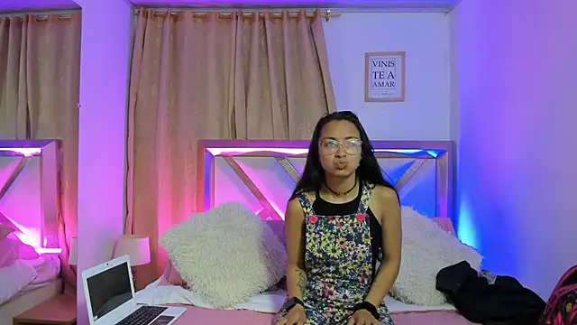 Snapshot of bravepetunia chatting on 17, 10, 2025 bravepetunia online show from 17, 10, 2025