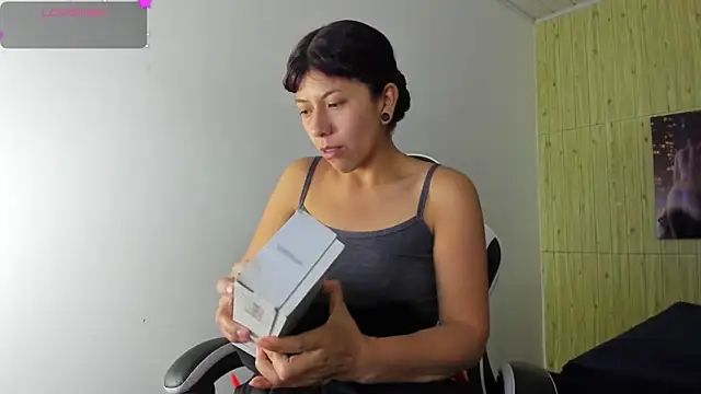 Snapshot of Raven_Rouge_ chatting on 2, 2, 2026 Raven Rouge online show from 2, 2, 2026