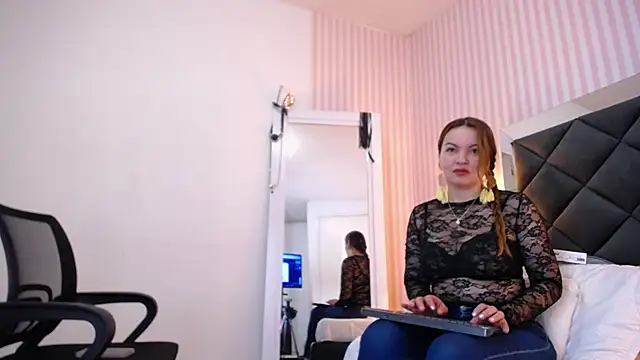 Snapshot of ViictoriaJones_ chatting on 6, 11, 2025 ViictoriaJones online show from 6, 11, 2025