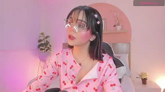 Snapshot of Clara_Luu chatting on 11, 7, 2026 Clara Luu online show from 11, 7, 2026