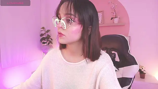 Snapshot of Clara_Luu chatting on 17, 7, 2026 Clara Luu online show from 17, 7, 2026