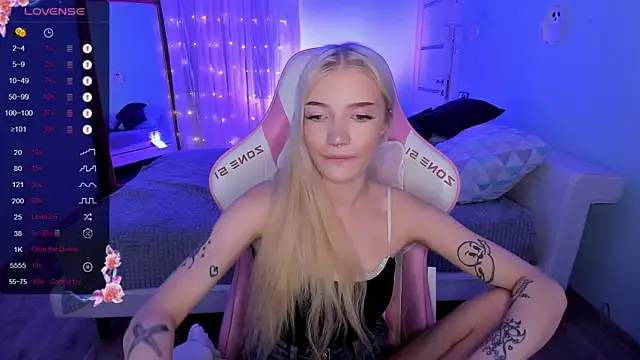 AnyaTaylor  online show from 23, 11, 2025