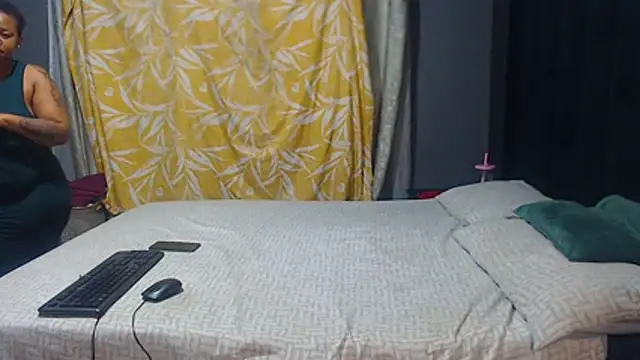 Snapshot of SEXYHUGEASS21 chatting on 6, 7, 2026 SEXYHUGEASS21 online show from 6, 7, 2026