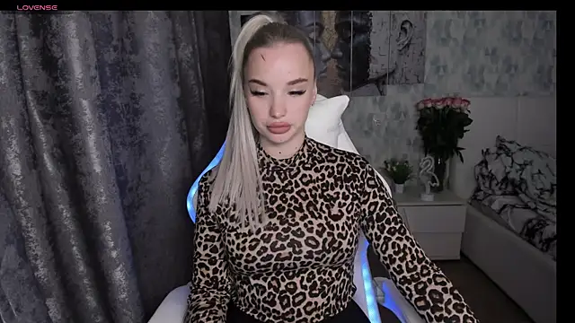 KiraKrox online show from 8, 9, 2025