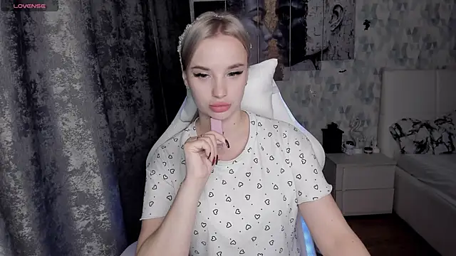 KiraKrox online show from 3, 11, 2025