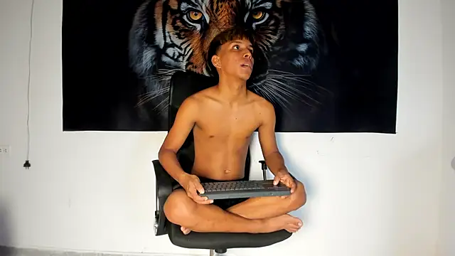 Snapshot of tyler_twink_boy chatting on 10, 6, 2026 tyler twink boy online show from 10, 6, 2026