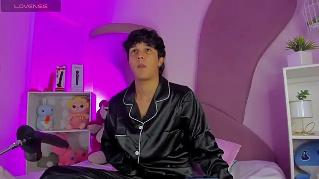 Leo Savage  online show from 12, 11, 2025