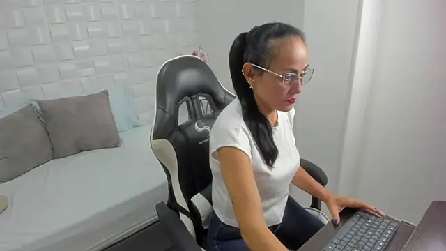 yulitza1025 online show from 24, 11, 2025