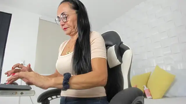 Snapshot of yulitza1025 chatting on 2, 3, 2026 yulitza1025 online show from 2, 3, 2026