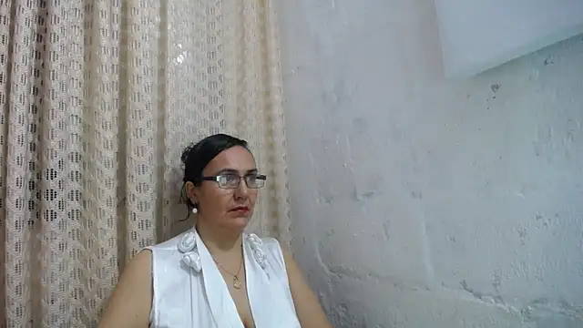 Snapshot of gabbyparker_ chatting on 17, 12, 2025 gabbyparker online show from 17, 12, 2025