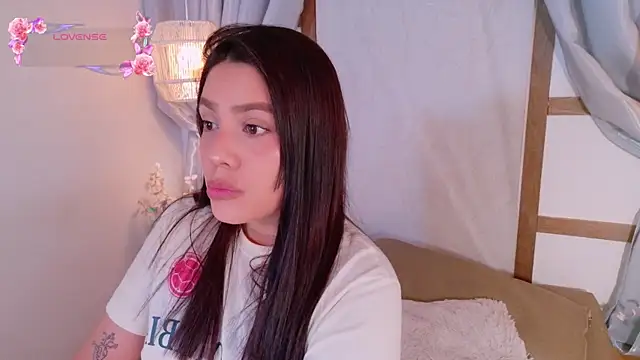 Snapshot of RenataLeclair chatting on 4, 7, 2026 RenataLeclair online show from 4, 7, 2026