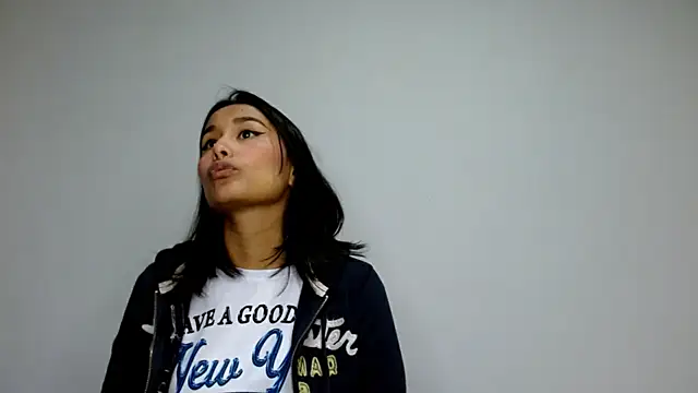 Snapshot of Gia_Lee chatting on 8, 10, 2025 Gia Lee online show from 8, 10, 2025