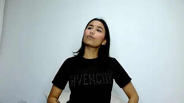 Snapshot of Gia_Lee chatting on 3, 10, 2025 Gia Lee online show from 3, 10, 2025