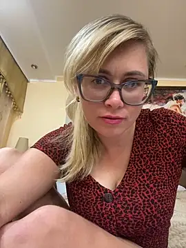 Snapshot of Crystal00Girl chatting on 8, 9, 2025 Crystal00Girl online show from 8, 9, 2025