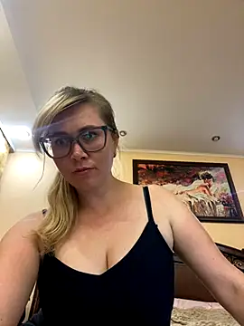 Snapshot of Crystal00Girl chatting on 7, 10, 2025 Crystal00Girl online show from 7, 10, 2025