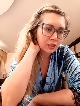 Snapshot of Crystal00Girl chatting on 3, 11, 2025 Crystal00Girl online show from 3, 11, 2025