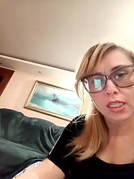 Snapshot of Crystal00Girl chatting on 13, 10, 2025 Crystal00Girl online show from 13, 10, 2025