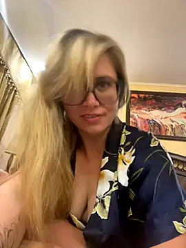 Snapshot of Crystal00Girl chatting on 19, 10, 2025 Crystal00Girl online show from 19, 10, 2025