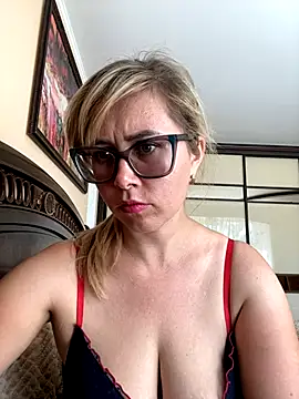 Snapshot of Crystal00Girl chatting on 13, 9, 2025 Crystal00Girl online show from 13, 9, 2025