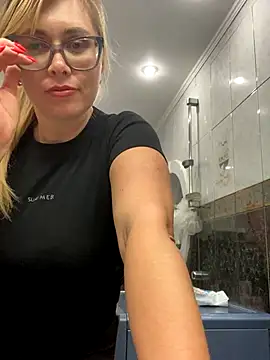 Snapshot of Crystal00Girl chatting on 26, 10, 2025 Crystal00Girl online show from 26, 10, 2025