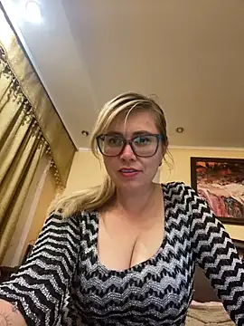 Snapshot of Crystal00Girl chatting on 30, 9, 2025 Crystal00Girl online show from 30, 9, 2025