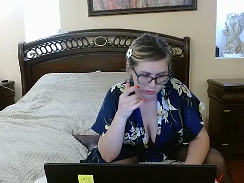 Snapshot of Crystal00Girl chatting on 14, 11, 2025 Crystal00Girl online show from 14, 11, 2025