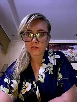 Snapshot of Crystal00Girl chatting on 14, 10, 2025 Crystal00Girl online show from 14, 10, 2025