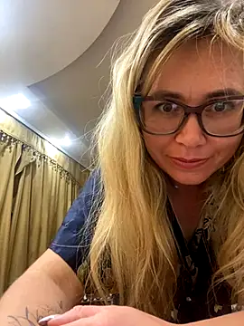 Snapshot of Crystal00Girl chatting on 9, 10, 2025 Crystal00Girl online show from 9, 10, 2025