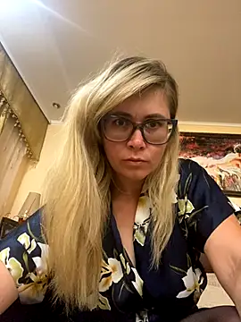 Snapshot of Crystal00Girl chatting on 9, 9, 2025 Crystal00Girl online show from 9, 9, 2025