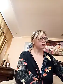 Snapshot of Crystal00Girl chatting on 20, 10, 2025 Crystal00Girl online show from 20, 10, 2025