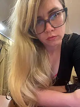 Snapshot of Crystal00Girl chatting on 17, 10, 2025 Crystal00Girl online show from 17, 10, 2025