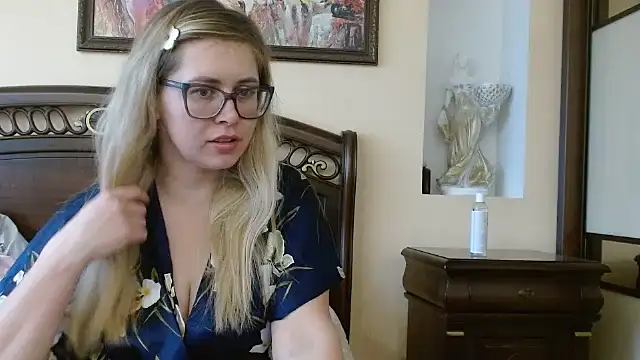 Snapshot of Crystal00Girl chatting on 9, 11, 2025 Crystal00Girl online show from 9, 11, 2025