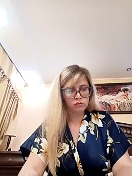 Snapshot of Crystal00Girl chatting on 28, 10, 2025 Crystal00Girl online show from 28, 10, 2025