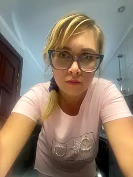 Snapshot of Crystal00Girl chatting on 19, 9, 2025 Crystal00Girl online show from 19, 9, 2025