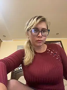 Snapshot of Crystal00Girl chatting on 11, 10, 2025 Crystal00Girl online show from 11, 10, 2025