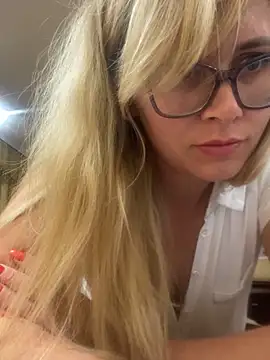 Snapshot of Crystal00Girl chatting on 12, 10, 2025 Crystal00Girl online show from 12, 10, 2025