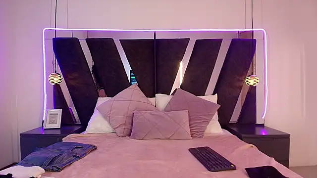 alehia cute online show from 11, 4, 2026