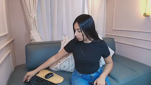 Nahomi key  online show from 24, 11, 2025