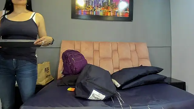 Snapshot of CharlotteCottin chatting on 17, 11, 2025 CharlotteCottin online show from 17, 11, 2025