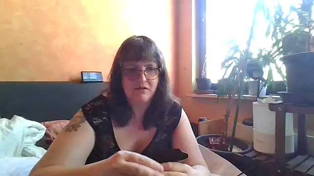 ladyfrombonn online show from 8, 4, 2026