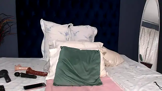 PrettyBoobsxx42 online show from 18, 12, 2025