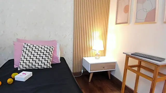 Snapshot of halleylorens chatting on 4, 11, 2025 halleylorens online show from 4, 11, 2025