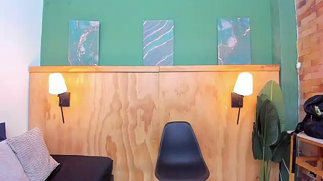 halleylorens online show from 4, 4, 2026