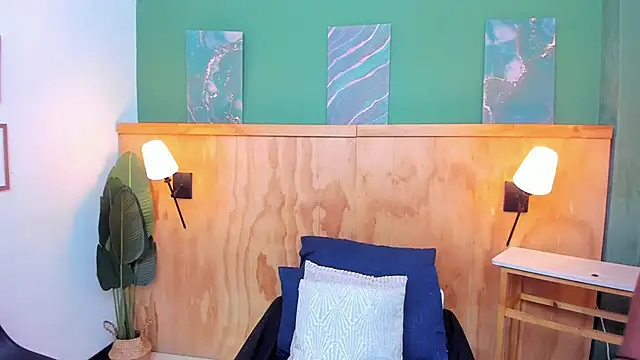 halleylorens online show from 9, 4, 2026