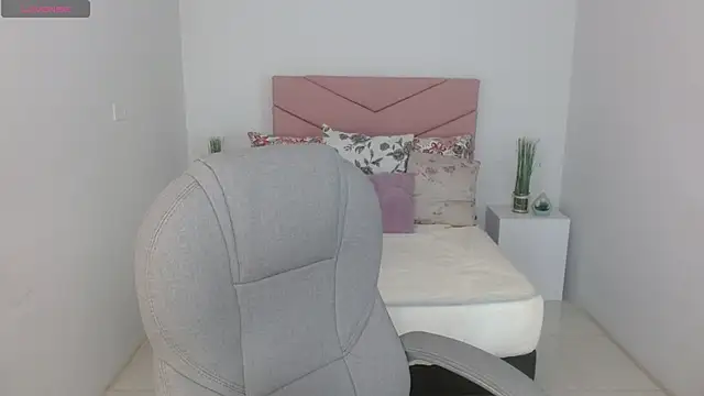 SarayVega  online show from 24, 10, 2025