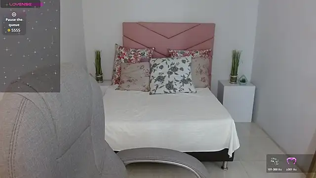 SarayVega  online show from 6, 11, 2025