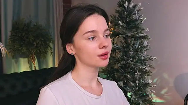 Snapshot of Olivia_Farrell chatting on 5, 12, 2025 Olivia Farrell online show from 5, 12, 2025